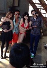 组图：杜汶泽为巨乳AV女优拍裸照 享艳福被压胸