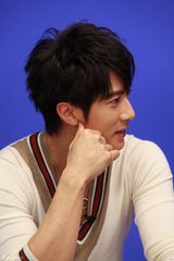 高清组图：吴尊做客新浪花絮照 阳光美男表情百变