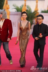 组图：巩新亮深v露乳提裙秀大腿 狼头男造型怪异