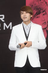 组图：SJ-M台北签唱会 兄弟情深互喂台湾小吃