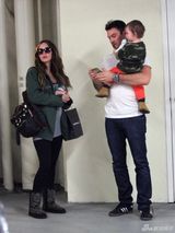 组图：梅根-福克斯挺大肚现身 爱子叼奶嘴萌呆