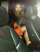 组图：蕾哈娜独过情人节显失落 流连夜店避镜头