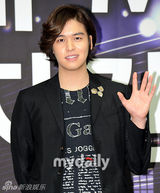 组图：韩星Uee携手李章宇担任《音乐银行》主持人