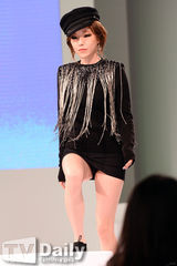 组图：BEG成员佳仁出席活动 紧身毛衣胸器傲人