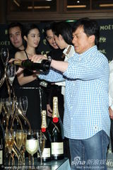 组图：金马奖闭幕庆功酒会获奖者开心亮相