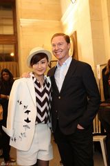 组图：林鹏巴黎时装周玩转换装 梦露造型受追捧