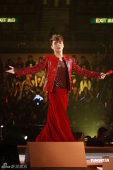 幻灯图：张敬轩红馆开唱 方大同现身担任嘉宾