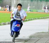 组图：《下一个奇迹》热拍 谢霆锋上演英雄救美