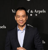 组图：巩俐红裙现身上海 避媒体不谈离婚