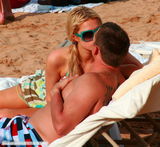 组图：希尔顿与男友鸳鸯浴 海滩戏水被搂蛮腰