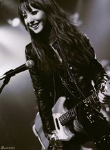 组图：佐佐木希玩变装秀 穿旗袍抱熊猫