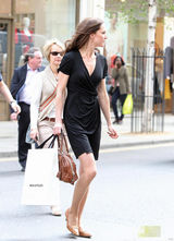 组图：准王妃凯特婚前亮相伦敦街头 着深V裙引围观 