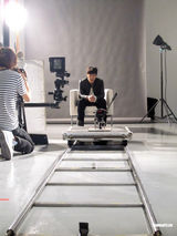 幻灯：邓健泓为新歌拍MV 搂两女高呼大受欢迎