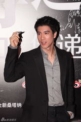 组图：2012新浪微博之夜红毯-王力宏介绍活动