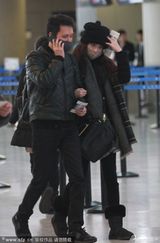 组图：传冯绍峰倪妮好事将近 手挽手秀恩爱回京