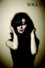 组图：韩孝珠宋允儿等15位女星拍写真 造型复古夸张