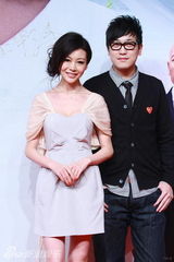 组图：冯小刚夫妇携女亮相红毯 圈内好友捧场