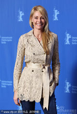 幻灯图集：《与人为善》记者会 两女星勾肩搭背出场