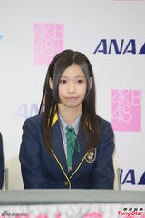 AKB48姐妹团旋风袭港 甜笑击掌粉丝乐翻天