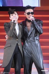 组图：苏永康香港开唱众星捧场 与钟镇涛互戴高帽