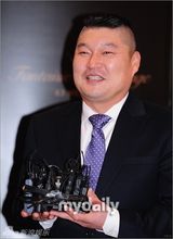 组图：姜虎东刘在石等出席HaHa星婚礼