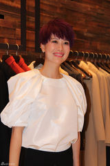 组图：海清紫发亮相品牌周年庆  流利英文与高层热聊