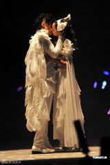 组图：古巨基开唱变白马王子 与JessicaC牵手