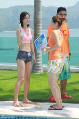 组图：颜子菲泳装亮相户外节目 赴马尔代夫拍摄