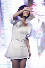 组图：郭静摆桃花阵玩招亲 获赠天后级专属麦克