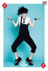 组图：刘忻化身搞怪扑克牌少女 大胆表达自我