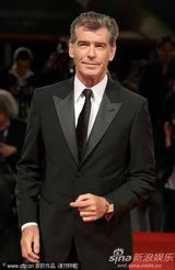 组图：老牌007布鲁斯南帅气现身威尼斯美女环绕