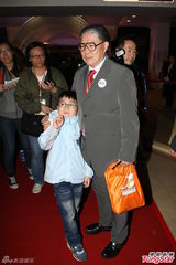 组图：霍震霆默认郭晶晶有两月身孕 笑容不断