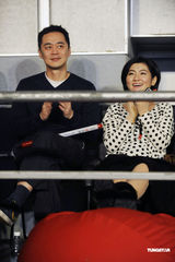 组图：Hebe庆功演唱会 Selina婚后首次现身力挺姐妹