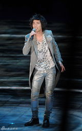 组图：众艺人水立方开唱 李宇春镂空皮衣抢眼