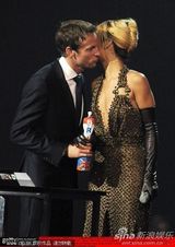 组图：蕾哈娜获全英国际最佳女歌手 破烂大T秀美腿