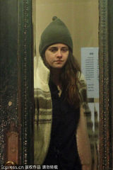 组图：斯图尔特街头拍电影 素颜出镜显憔悴