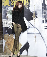 组图：韩星韩孝珠服饰写真 演绎40款冬装搭配