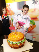 组图：周秀娜获赠汉堡蛋糕提前庆生 许愿盼桃花