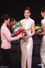 组图：2011港姐5号朱晨丽夺冠 与母亲相拥难掩激动