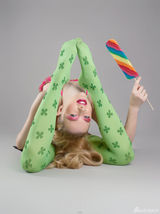 组图：俄罗斯柔术美女性感台历 大展柔体诱惑