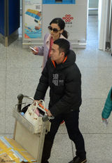 独家：Angelababy粉色潮装离京 帅男送机