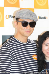 组图：张智霖条纹装亮相 黑超遮面时尚优雅