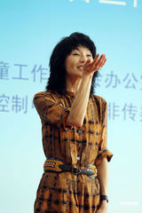 组图：张曼玉投身公益事业略显消瘦