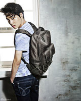 高清组图： 韩团EXO-K成员KAI海报曝光小秀性感