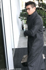 组图：吴奇隆灰色长款大衣亮相 戴眼镜气质斯文