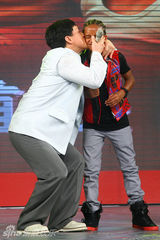 幻灯图集：《功夫梦》北京首映 成龙小史密斯秀醉拳