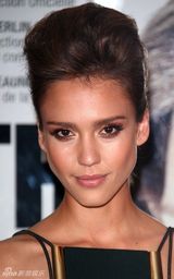 幻灯图：杰西卡-阿尔芭现身巴黎 冷艳装束宣传新片