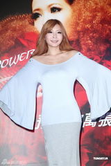 组图：Makiyo新专辑预购破2万 庆功与吴佩慈玩亲亲