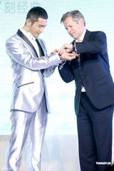 高清组图：黄晓明出席某活动 怀旧经典装出席