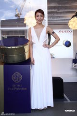 组图：杨谨华性感代言深V薄纱露半球